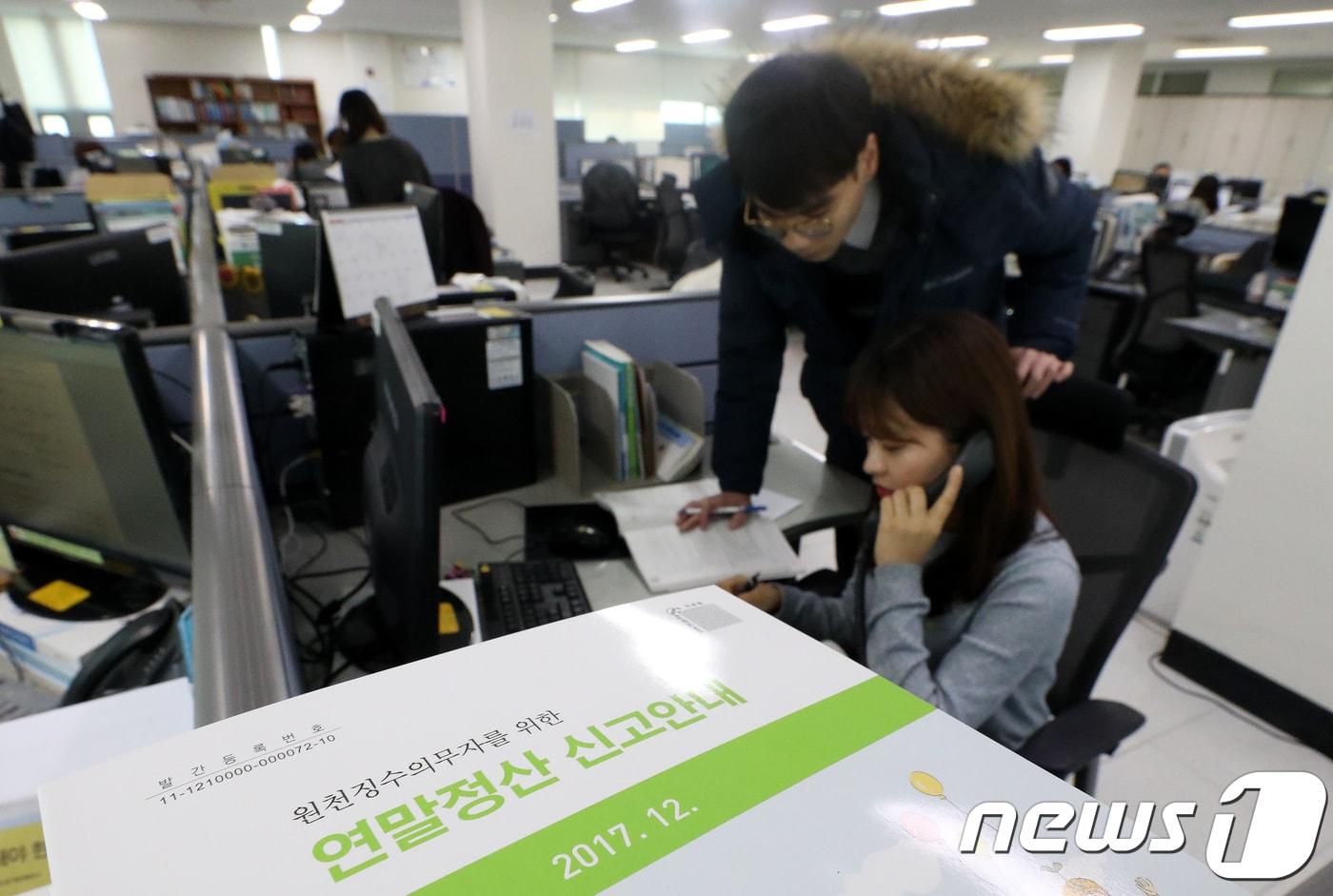 공인인증서로 로그인해야 이용 가능한 국세청 연말정산서비스. 앞으로는 사설인증서로도 연말정산서비스를 이용할 수 있을 것으로 보인다. 2018.1.15/뉴스1 ⓒ News1 박지혜 기자