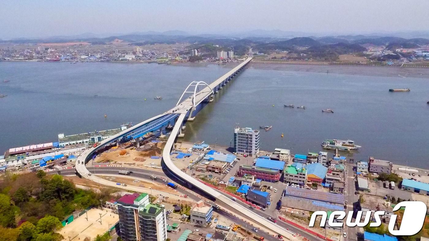 본문 이미지 - 군산∼충남 장항을 연결하는 동백대교.ⓒ News1