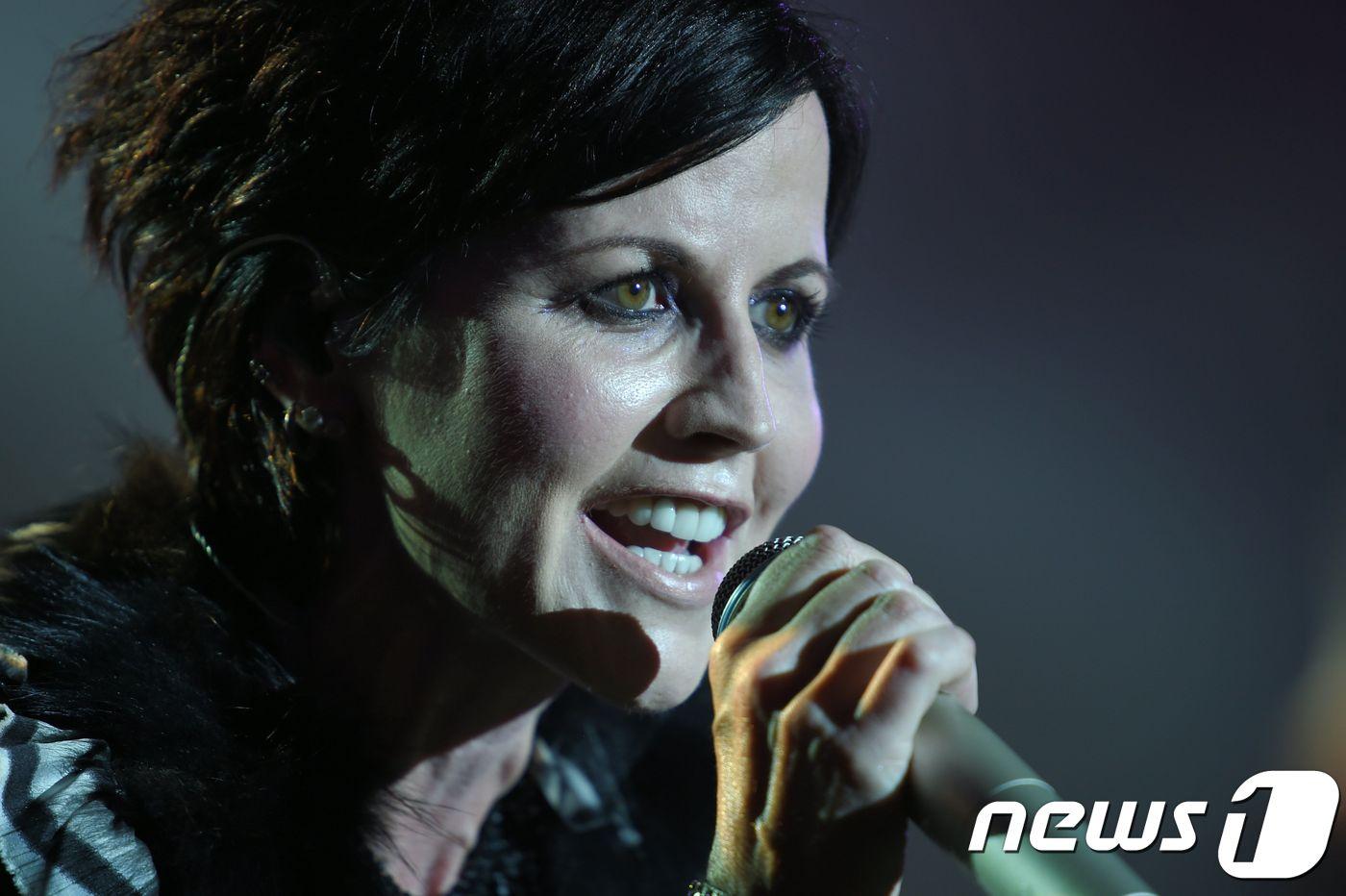 아일랜드 록밴드 크랜베리스의 보컬이자 싱어송라이터인 돌로레스 오리어던 ⓒ AFP=뉴스1