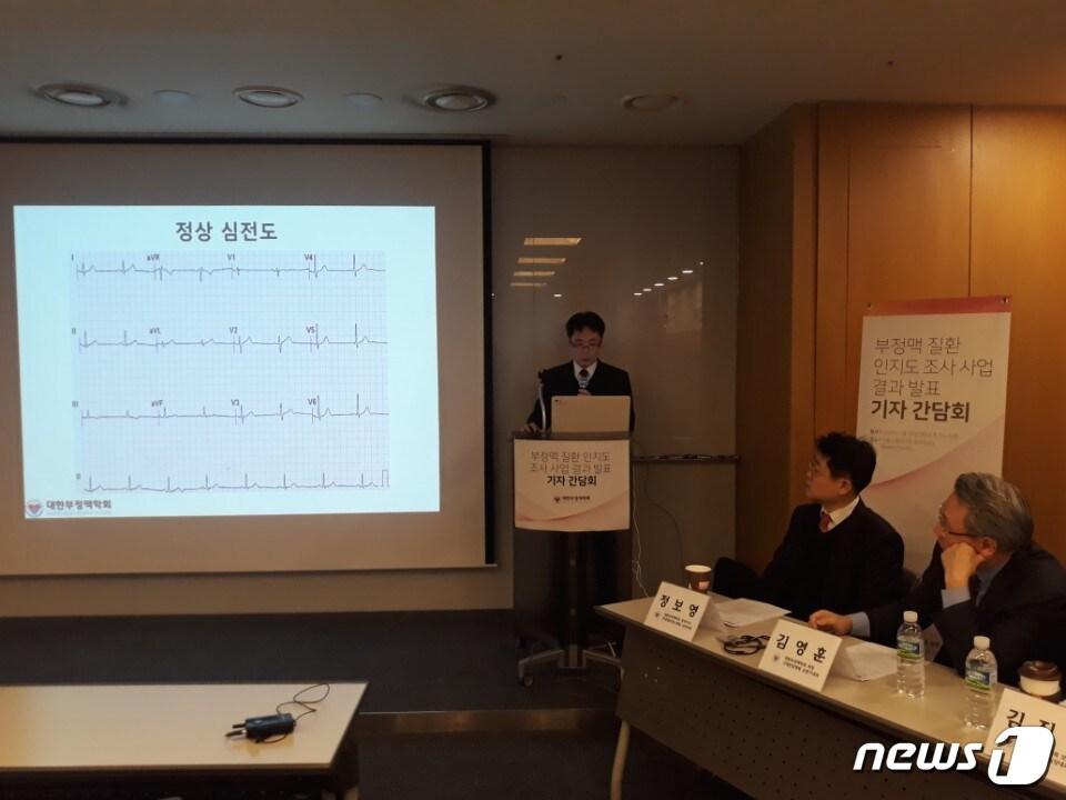 본문 이미지 - 대한부정맥학회(회장 김영훈·사진 오른쪽)는 16일 국내 성인의 92.8%가 심장이 불규칙하게 뛰는 부정맥의 위험을 제대로 알지 못하고 있다는 인식조사 결과를 발표했다.ⓒ News1