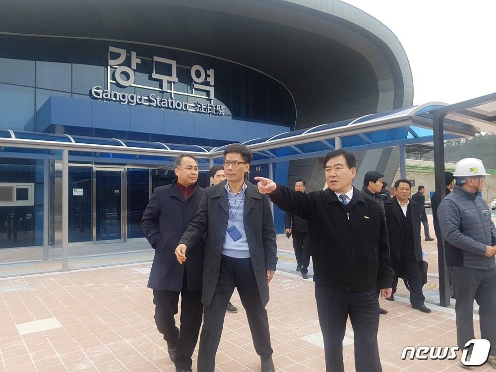 본문 이미지 - 왼쪽에서 3번째가 유재영 코레일 사장직무대행