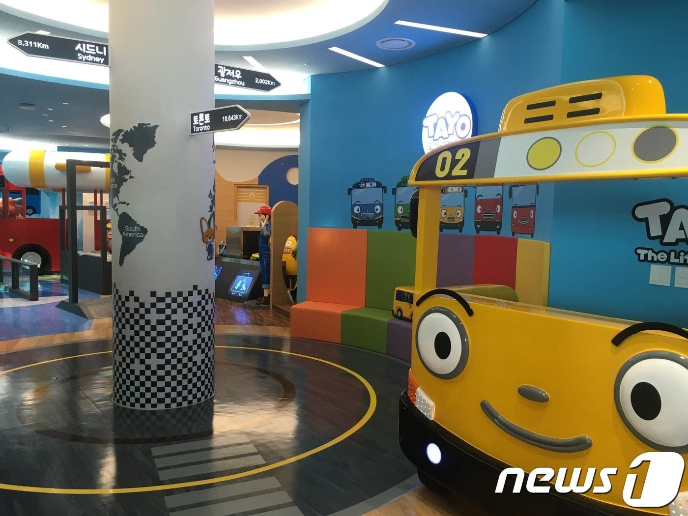 본문 이미지 - 3층 출발층에는 뽀로로, 타요 등의 어린이 캐릭터 테마의 어린이놀이공간이 조성돼 있다. 연중 무휴 24시간 운영된다.(인천국제공항공사 제공)ⓒ News1