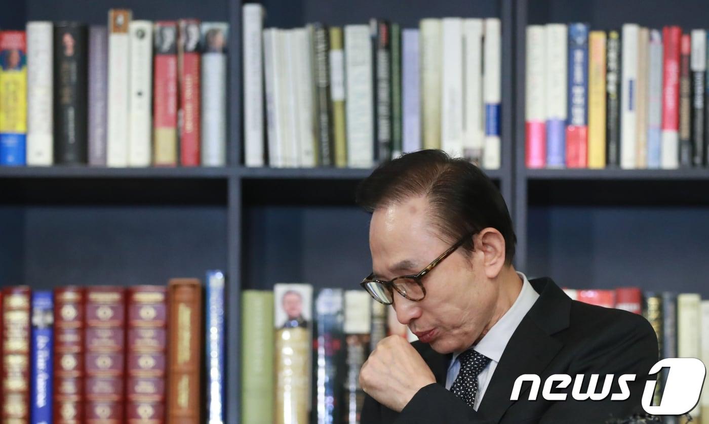 본문 이미지 - 이명박 전 대통령. 2018.1.17/뉴스1 ⓒ News1 임세영 기자