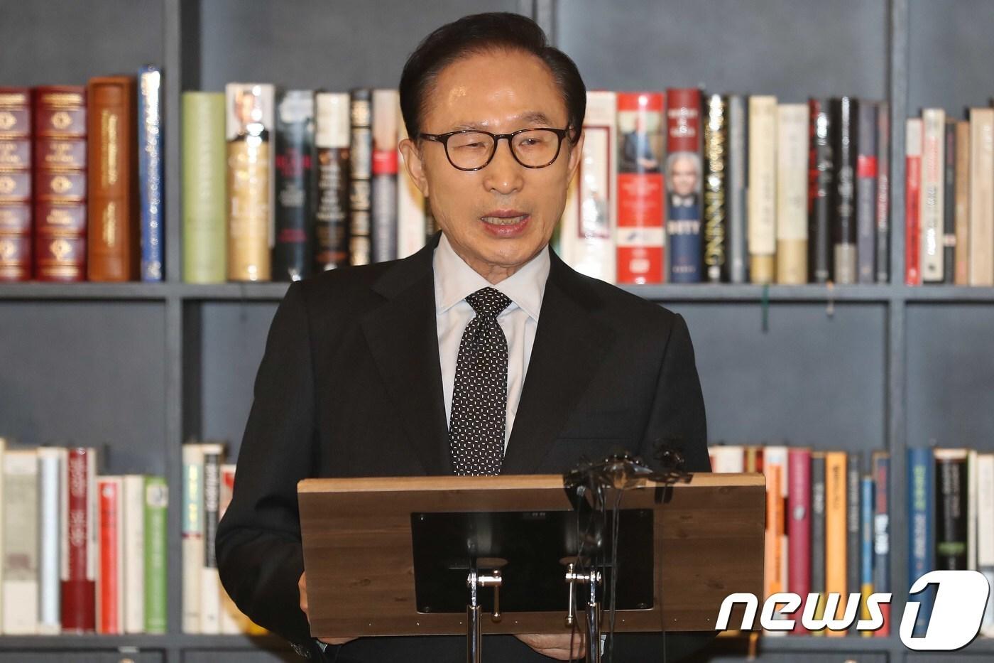 이명박 전 대통령이 17일 오후 서울 강남구 삼성동 사무실에서 검찰의 국정원 특수활동비 의혹 수사 등과 관련한 입장을 발표하고 있다.2018.1.17/뉴스1 ⓒ News1 임세영 기자