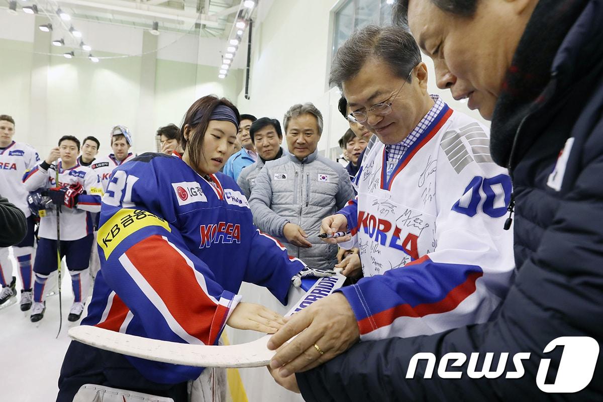 본문 이미지 - 문재인 대통령이 17일 오전 충북 진천 국가대표 선수촌을 방문해 2018 평창동계올림픽에 출전을 앞둔 국가대표 선수들을 격려하고 있다.(청와대) 2018.1.17/뉴스1 ⓒ News1 이광호 기자