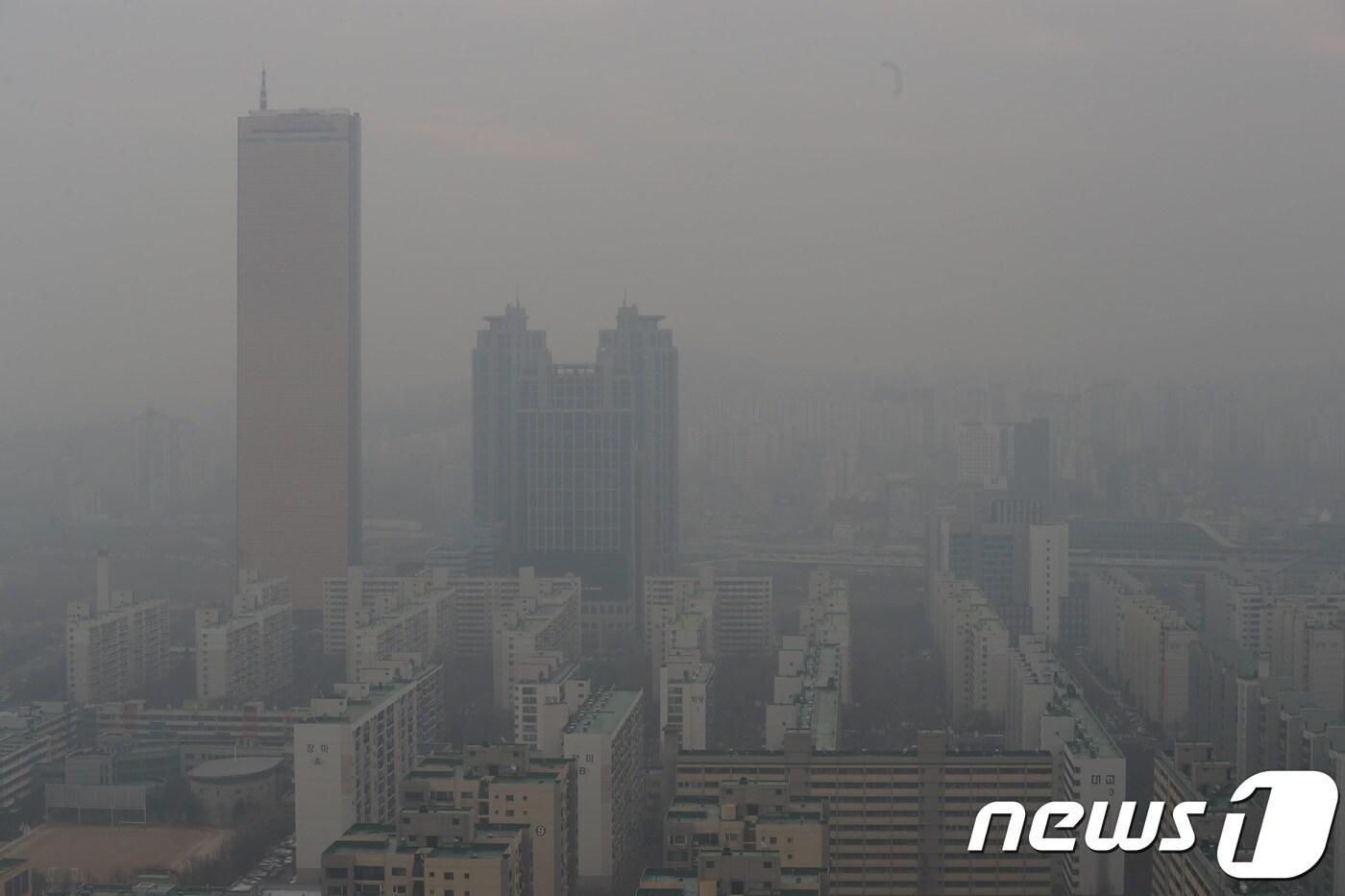 본문 이미지 - 18일 오전 서울 미세먼지 농도가 109㎍(마이크로그램)까지 치솟는 등 수도권과 강원에 초미세먼지 주의보가 내려지면서 호흡기 관리에 비상이 걸렸다./뉴스1 ⓒ News1 박세연 기자