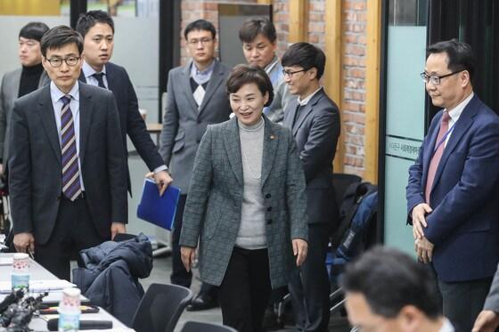 본문 이미지 - 김현미 국토교통부장관이 18일 오후 서울 서대문구 사회적경제마을센터에서 열린 주거복지 협의체 제1차회의에 참석하고 있다. 주거복지 협의체는 작년 발표된 주거복지 로드맵 실현을 위한 협의기구로 기관별 이행상황을 점검하고 신규과제를 발굴하는 역할을 하게 된다. 2018.1.18/뉴스1 ⓒ News1 성동훈 기자