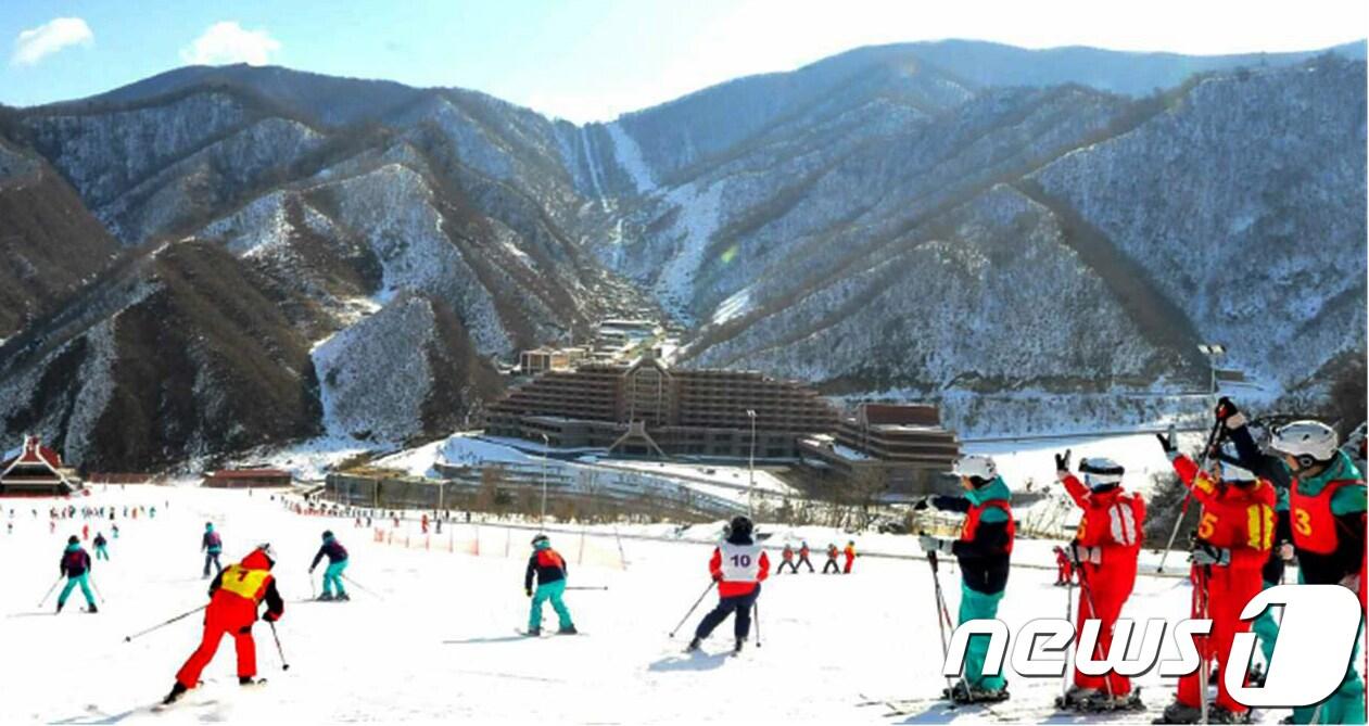 본문 이미지 - 사진은 2015년 2월 노동신문에 전재된 재개장 한 마식령스키장 모습. (노동신문)2018.1.18/뉴스1