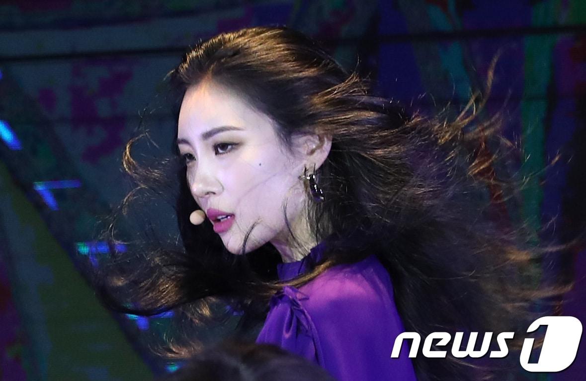 본문 이미지 - 가수 선미가 18일 오후 서울 강남구 삼성동 라마다 서울 호텔에서 열린 새 싱글 ‘주인공(Heroine)’ 발매 기념 쇼케이스에 참석해 신곡을 선보이고 있다. 2018.1.18./뉴스1 ⓒ News1 권현진 기자