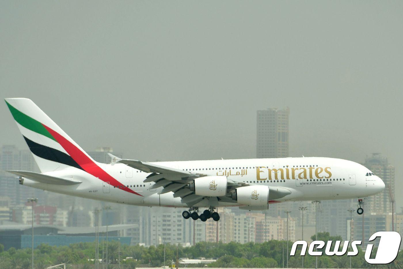 본문 이미지 - 아랍에미리트(UAE)의 에미레이트 항공이 운용하는 A380 여객기(자료사진) ⓒ AFP=뉴스1