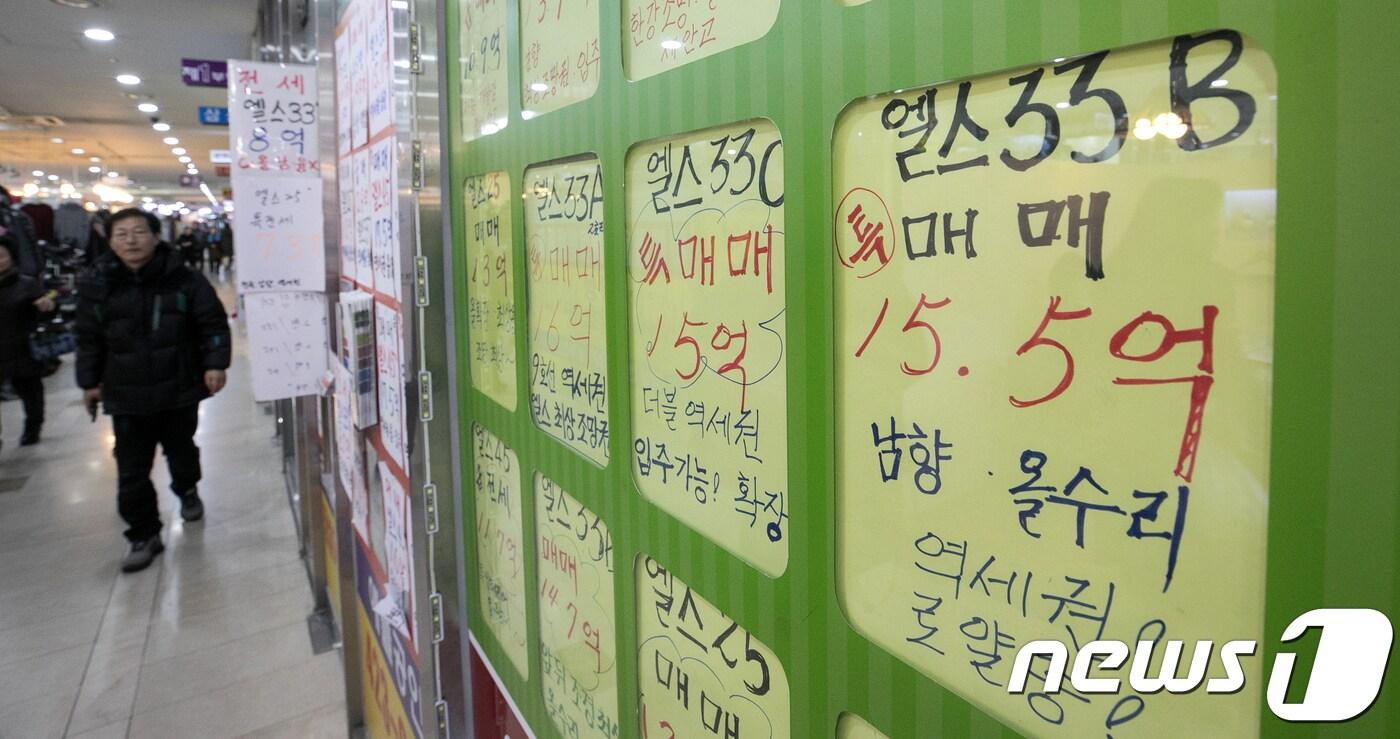 본문 이미지 - 지난 19일 오후 서울 송파구의 한 부동산중개업소 밀집 지역에 붙어있는 전세와 매매 시세 전단. 2018.1.19/뉴스1 ⓒ News1 이승배 기자