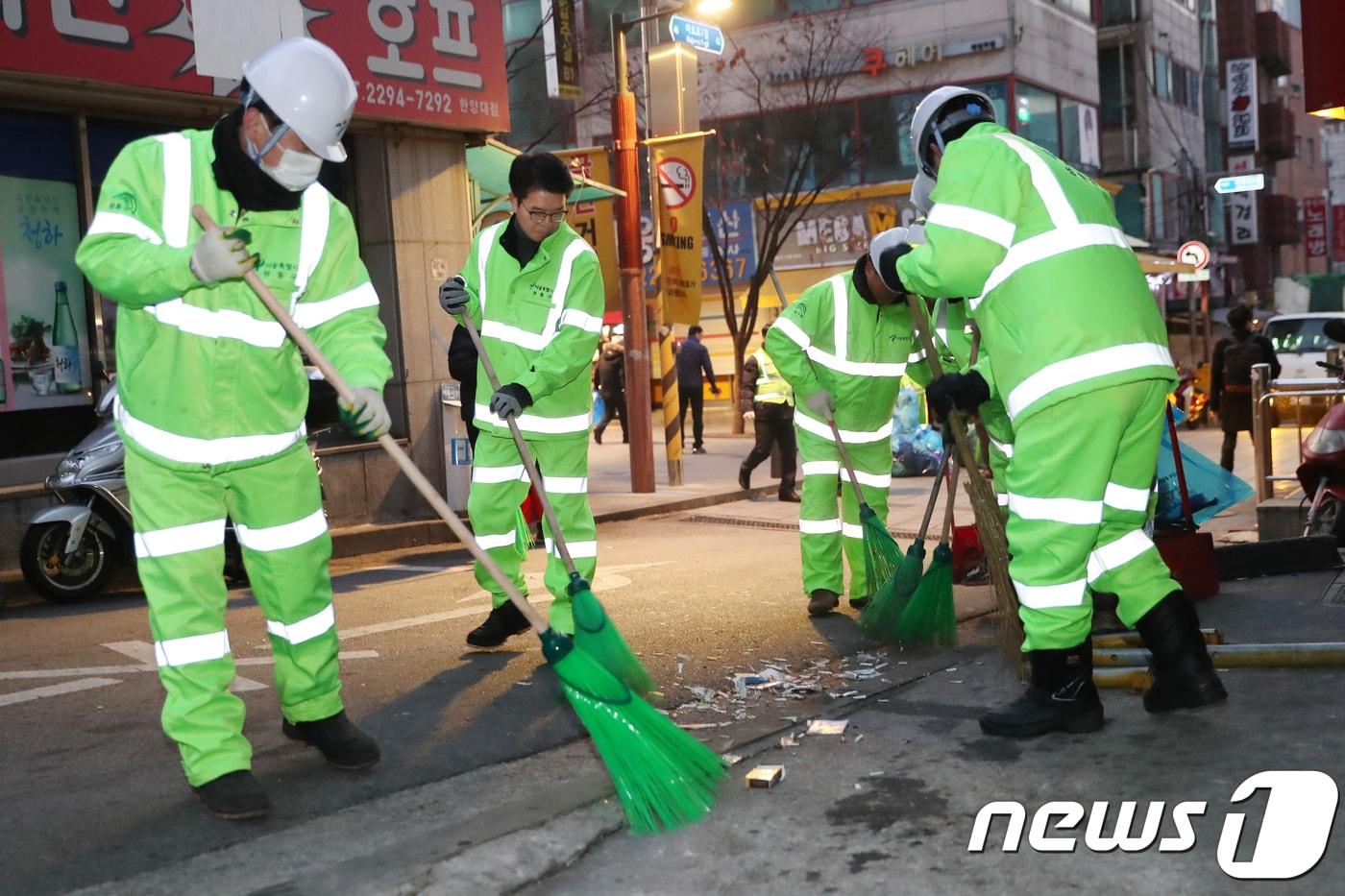 본문 이미지 - 환경미화원, 구청 직원 등이 지난 2일 서울 성동구 일대에서 합동 대청소를 하고 있다. (성동구청 제공) 2018.1.2/뉴스1