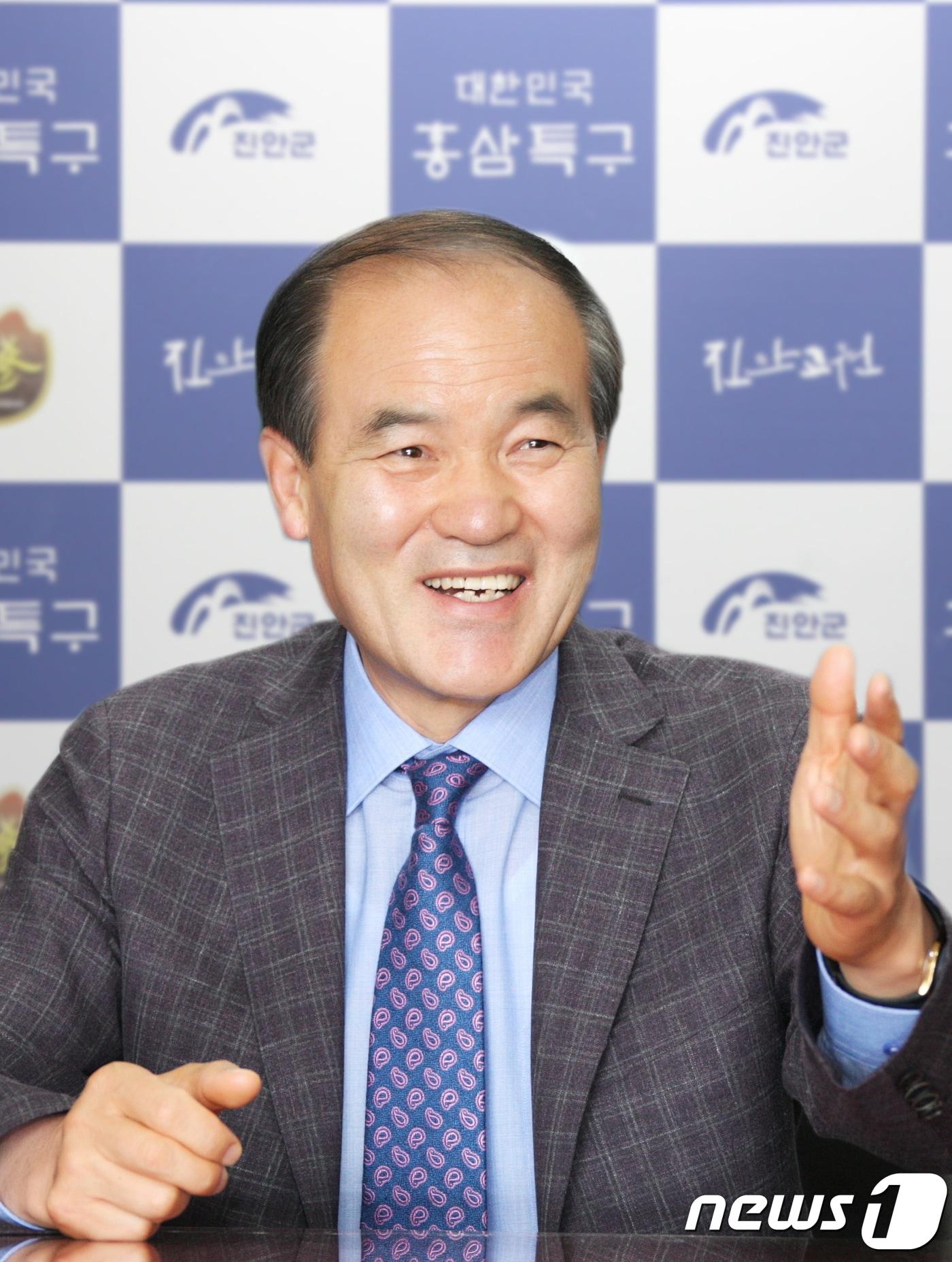본문 이미지 - 2일 이항로 진안군수가 기자간담회를 갖고 올해 군정방향을 설명하고 있다.(진안군제공)2018.1.2/뉴스1ⓒ News1