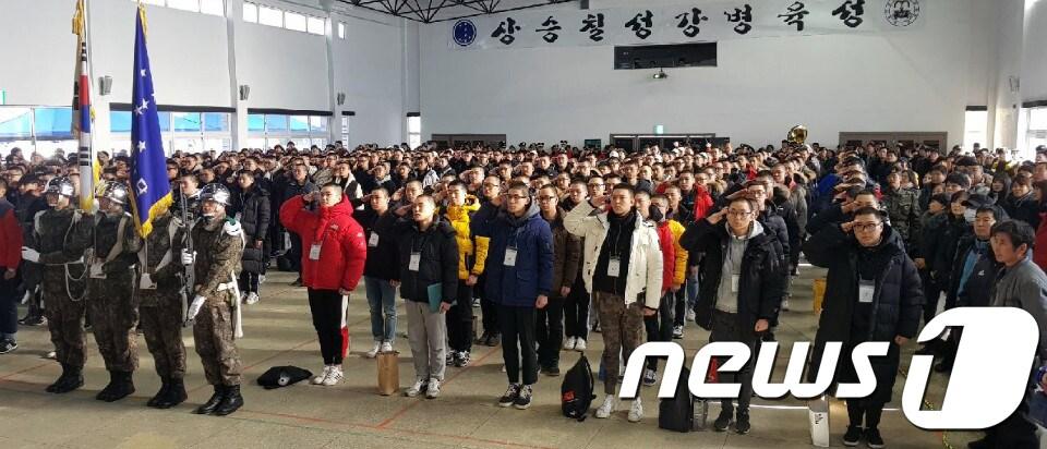 본문 이미지 - 2일 오후 강원 화천군 7사단 신병교육대대에서 열린 새해 첫 입영식에서 입영 장정들이 경례를 하고있다.(육군7사단제공)2018.1.2/뉴스1 ⓒ News1 홍성우 기자