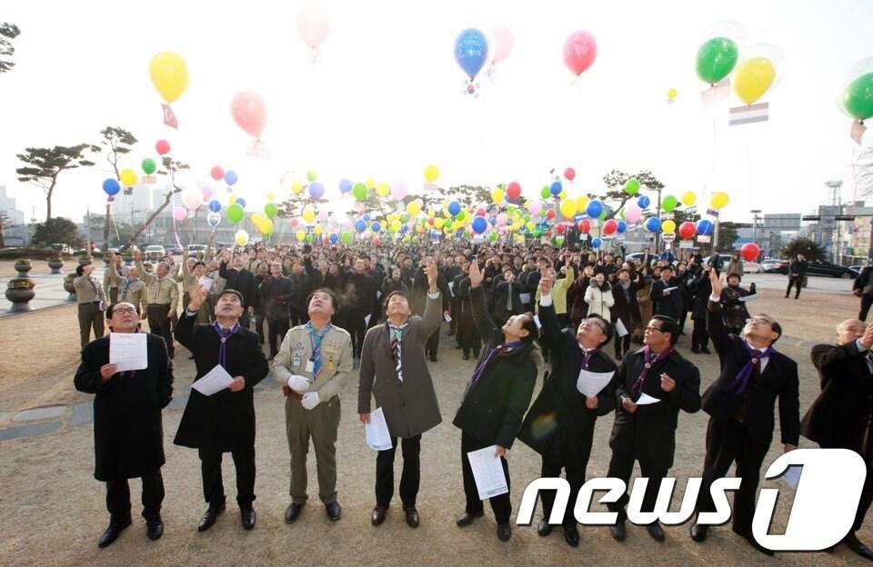 본문 이미지 - 2일 오전 전북 부안군청 광장에서 2023년 부안 세계스카우트잼버리 성공을 기원하는 2018년도 시무식이 진행되는 동안 참석자들이 대회성공을 염원하는 풍선을 하늘로 날려 보내고 있다.(부안군 제공)2018.1.2 /뉴스1 ⓒ News1 김대홍 기자