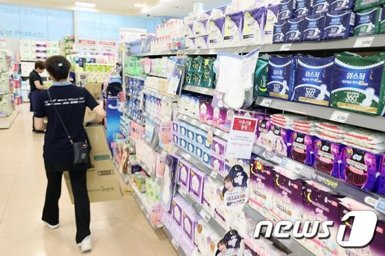 본문 이미지 - 서울 중구의 한 대형마트 생리대 코너에서 직원이 제품 정리를 하고 있다. 2017.9.5/뉴스1ⓒ News1