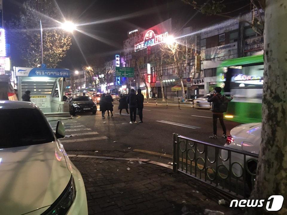 본문 이미지 - 지난해 12월 25일 영등포시장 앞 차도에서 시민들이 택시를 잡고 있다.2017.12.25/뉴스1ⓒ News1 류석우 기자