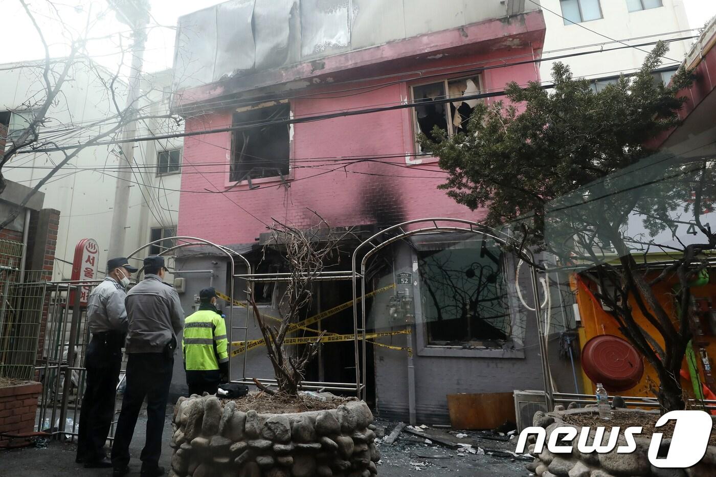 20일 오전 서울 종로5가 여관 화재현장을 경찰이 통제하고 있다. 이날 새벽 3시께 서울 종로구 종로5가의 한 여관에서 방화로 추정되는 불이 나 5명이 숨졌다. 소방당국에 따르면 여관 건물 1층에서 시작된 화재로 5명이 숨지고 4명이 부상 당해 병원에서 치료받고 있다. 2018.1.20/뉴스1 ⓒ News1 민경석 기자