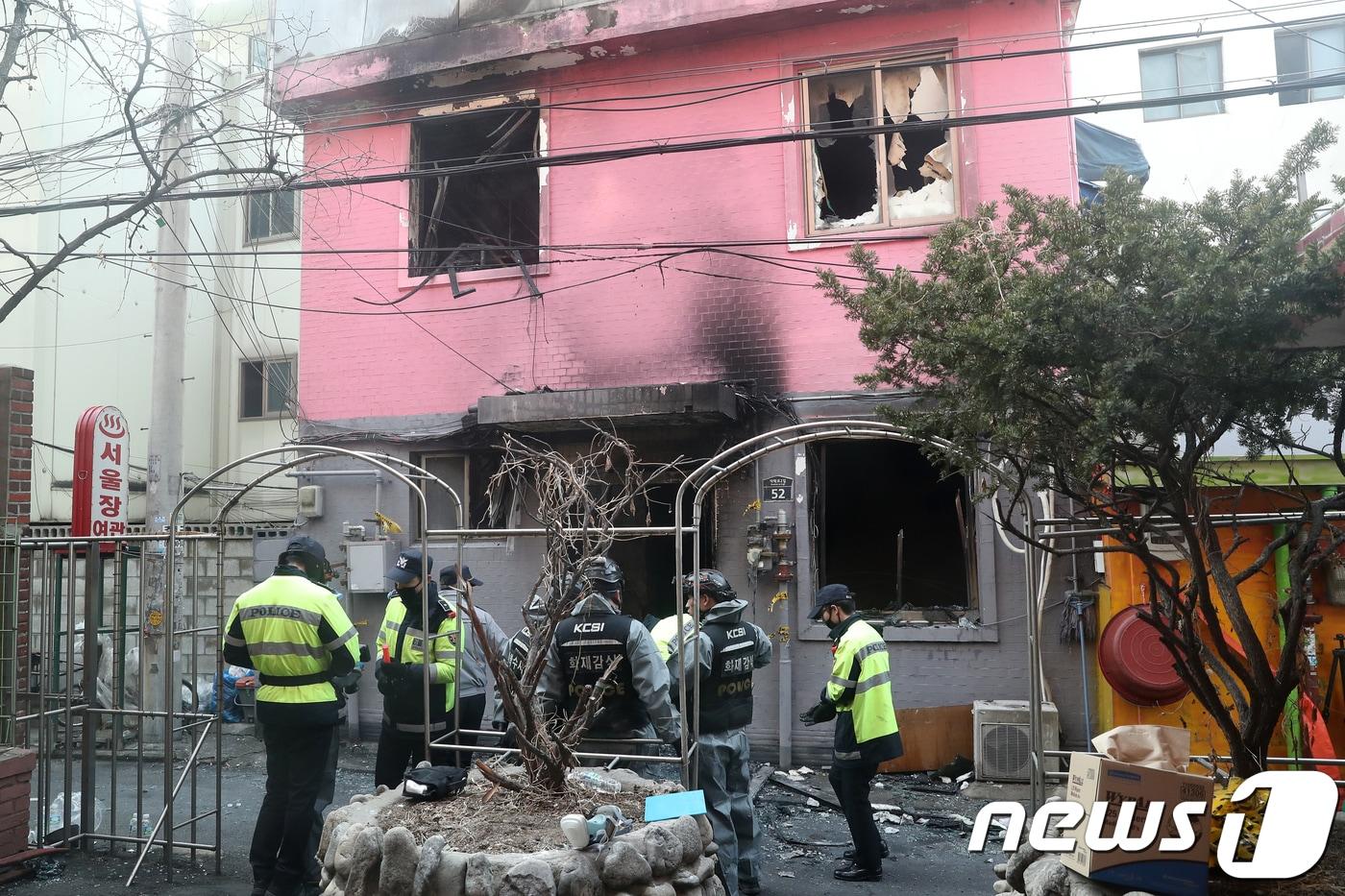20일 오전 서울 종로5가 여관 방화현장에서 경찰 과학수사대 대원들이 화재감식을 벌이고 있다.2018.1.20/뉴스1 ⓒ News1 민경석 기자