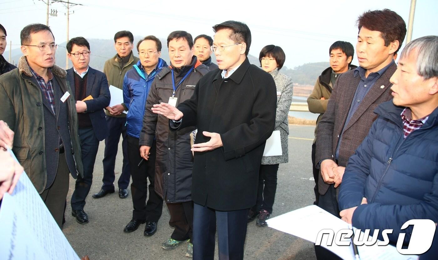 본문 이미지 - 한경호 경남도지사 권한대행(오른쪽 세 번째)이 20일 낙동강 창녕함안보 확대 개방으로 피해가 발생한 합천군 청덕면 광암들을 방문해 피해 현황을 보고 대책 마련을 지시하고 있다.(경남도 제공)2018.1.20./뉴스1 ⓒ News1 남경문 기자