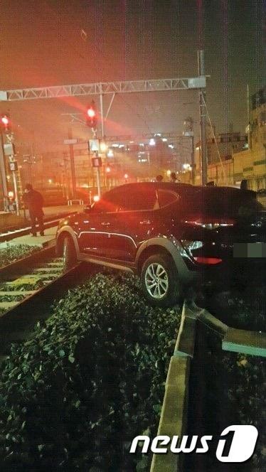 본문 이미지 - 21일 오전 5시10분쯤 동대구역 철로에 만취한 20대 남성이 차를 몰고 들어가 바퀴가 열차 철로에 걸려 열차운행이 10여분동안 중단됐다. 운전자 A씨(25)는 경찰 음주측정한 결과 혈중알콜농도 0.137% 상태였던 것으로 전해졌다. (대구경찰청 제공)/뉴스1 ⓒ News1 ⓒ News1 정지훈 기자