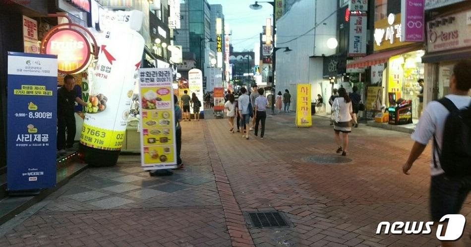 본문 이미지 - 종로구 대학로 상가 밖의 노상적치물 모습.(종로구 제공) ⓒ News1