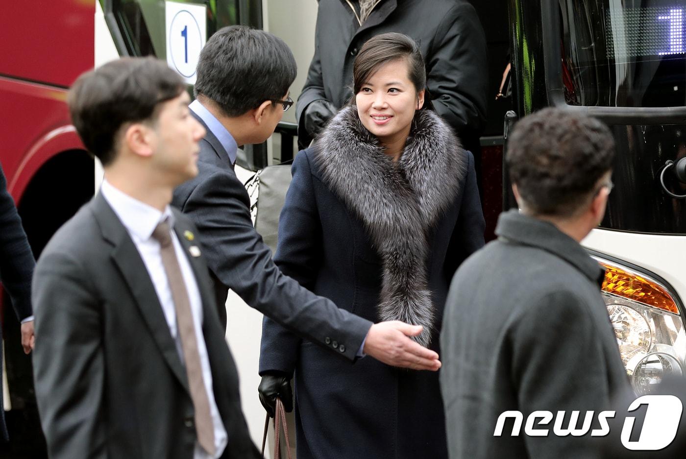 현송월 삼지연관현악단 단장이 이끄는 평창동계올림픽 북한 예술단 사전점검단이 방남 이틀째인 22일 오후 공연장 후보 시설인 서울 중구 장충체육관에 도착하고 있다.2018.1.22/뉴스1 ⓒ News1 이재명 기자