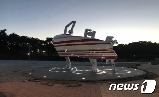 본문 이미지 - 작가 이용백 작품 ‘바람에 몸을 맡기고’ (Leaning into the Wind). 이하 문체부 제공 ⓒ News1