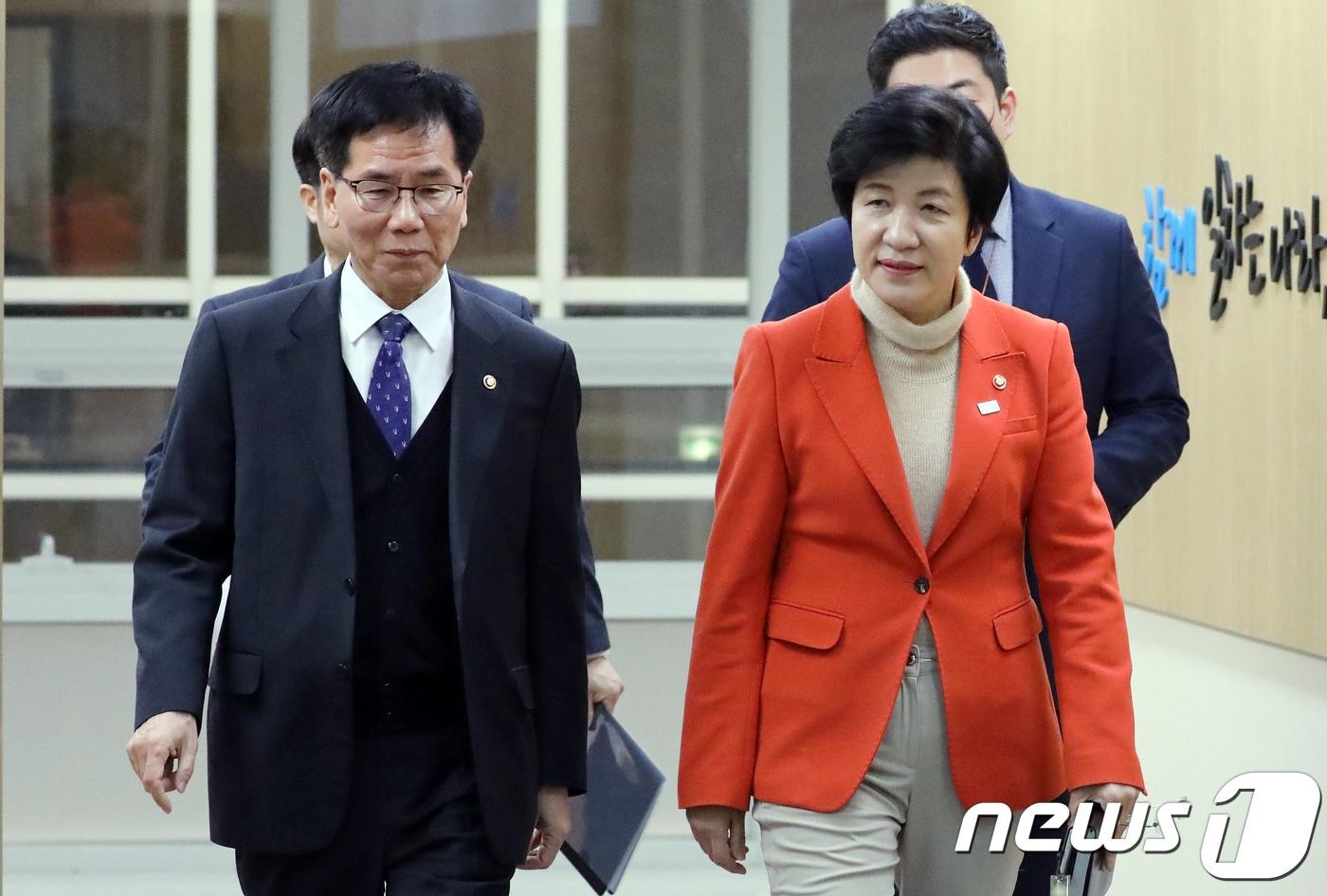 본문 이미지 - 김영주 고용노동부 장관(오른쪽)과 이성기 차관. ⓒ News1 장수영 기자