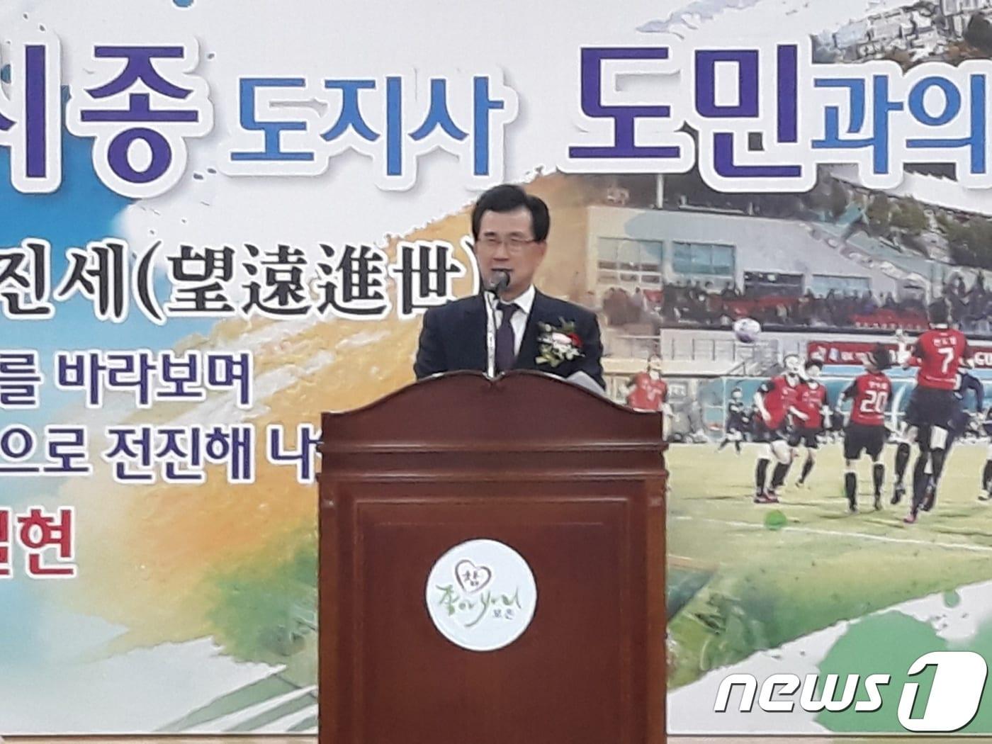 본문 이미지 - 이시종 충북지사가 22일 보은군청 대회의실에서 지역 원로, 기업인, 농업인 등 200여 명을 만나 도정 성과를 설명하고 있다. 2018.01.22.ⓒ News1