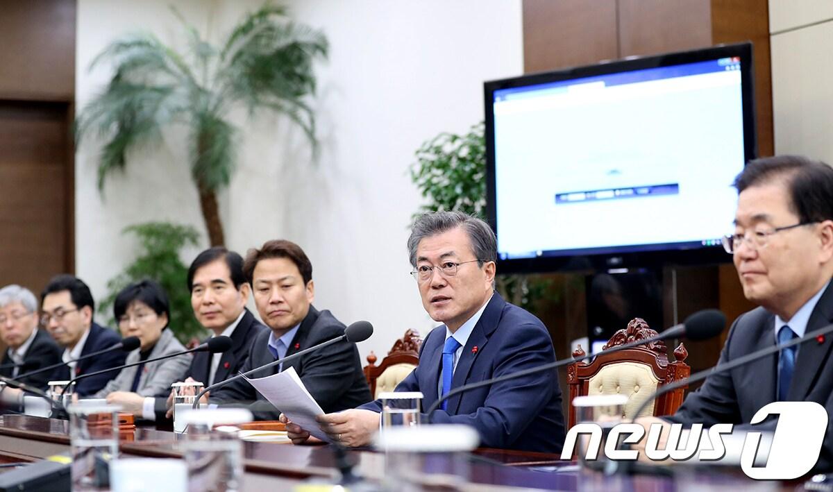 본문 이미지 - 문재인 대통령이 22일 청와대 여민관에서 열린 수석보좌관회의에서 모두발언하고 있다. (청와대 제공) 2018.1.22/뉴스1 ⓒ News1 이광호 기자