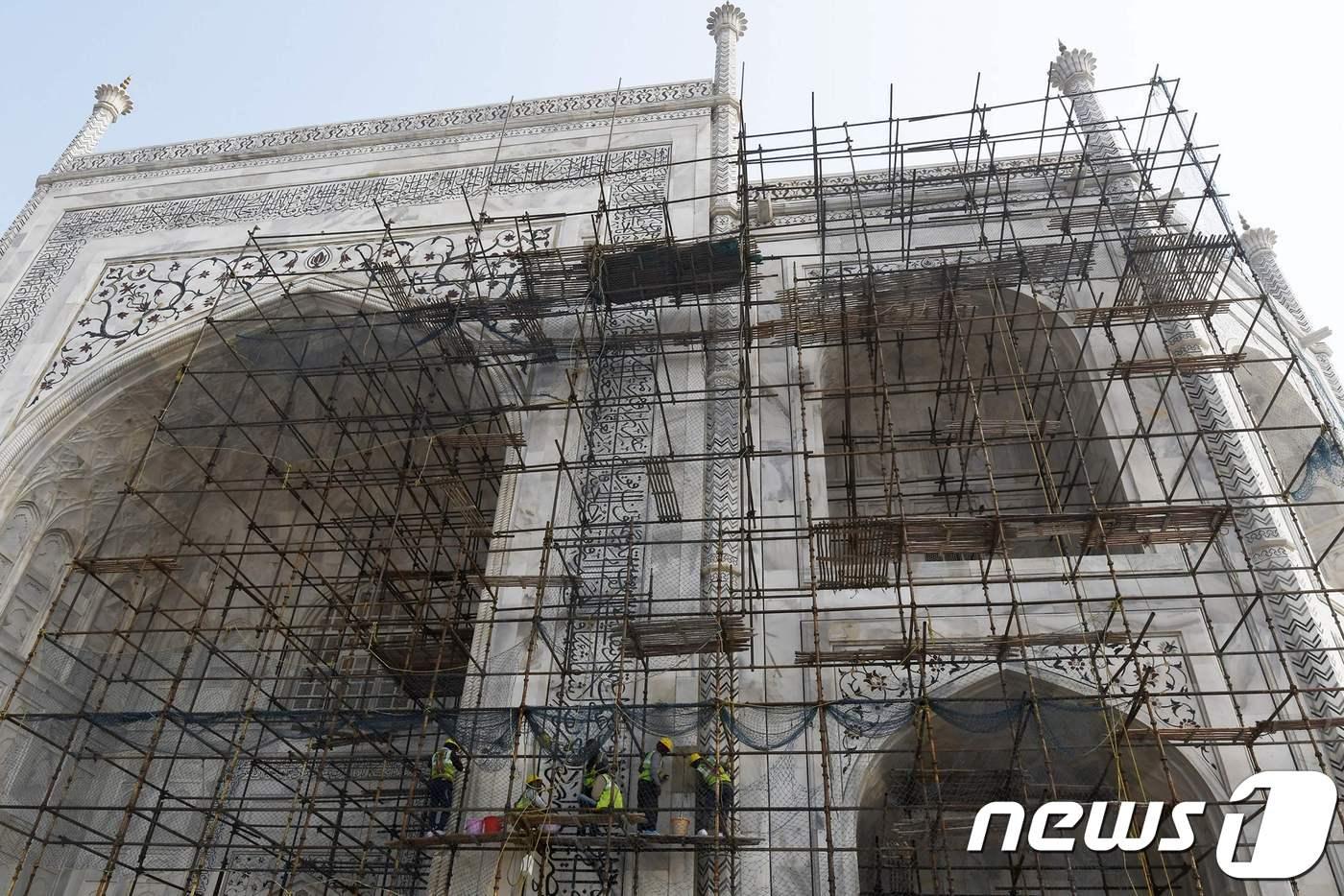 본문 이미지 - 타지마할에서 보수공사가 진행중이다 ⓒ AFP=뉴스1