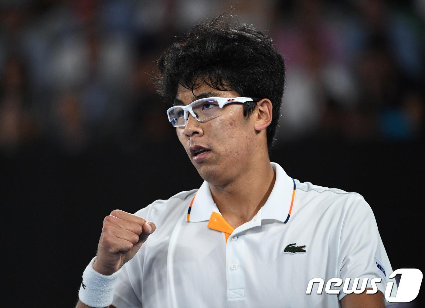 본문 이미지 - 한국 테니스의 희망 정현이 22일(한국시간) 호주 멜버른 멜버른파크에서 열린 2018 호주오픈 남자 단식 16강전에서 노박 조코비치를 꺾었다. ⓒ AFP=News1