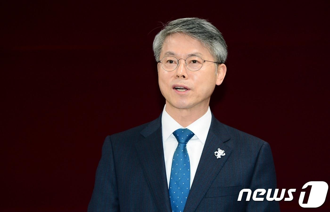 6.13지방선거 광주시장 출마를 선언한 민형배 광주 광산구청장이 23일 광주시의회 브리핑룸에서 기자회견을 하고 이용섭 일자리위원회 부위원장의 행보를 '기회주의'로 규정, 비판하고 있다. 2018.1.23/뉴스1 ⓒ News1 박준배 기자