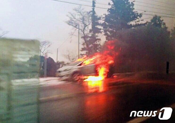 본문 이미지 - 23일 오전 10시14분쯤 제주시 아라동 5.16도로를 달리던 택시에서 화재가 발생했다. (독자 제공) ⓒ News1