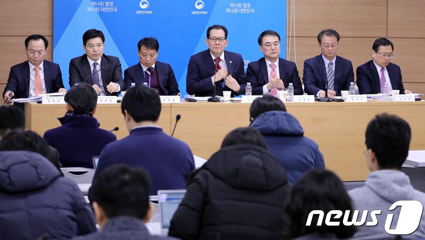본문 이미지 - 고형권 기획재정부 1차관과 관계부처 실국장들이 지난 23일 정부세종청사 기재부 브리핑실에서 정부업무보고 사전브리핑을 하고 있다. 왼쪽부터 정대진 산업통상자원부 산업정책관, 백일현 국무조정실 규제총괄정책관, 마창환 과학기술정보통신부 기획조정실장, 고형권 1차관, 손병두 금융위원회 사무처장, 방기선 기획재정부 정책조정국장, 김규현 국토교통부 정책기획관. 2018.1.24/뉴스1 ⓒ News1 장수영 기자