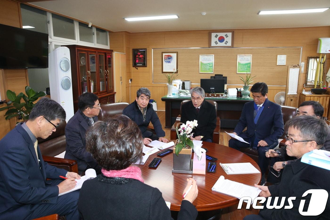 박종훈 경남도교육감(뒷줄 오른쪽 두 번째)이 중고생 8명 캄보디아 교통사고와 관련해 보고를 받고 대책을 논의하고 있다.(경남도교육청 제공)2018.1.23./뉴스1 ⓒ News1 남경문 기자