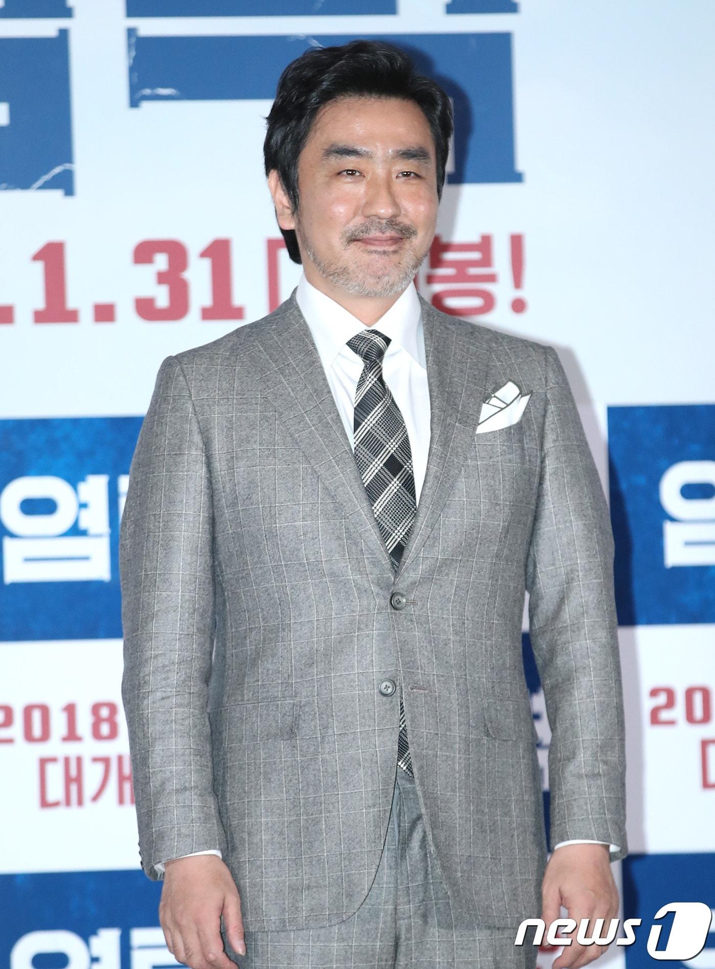 본문 이미지 - 배우 류승룡이 23일 오후 서울 용산cgv에서 열린 영화 ‘염력’(감독 연상호) 언론시사회에 참석해 포즈를 취하고 있다. '염력'은 어느 날 갑자기 초능력이 생긴 평범한 아빠 석헌(류승룡 분)이 모든 것을 잃을 위기에 처한 딸 루미(심은경 분)를 구하기 위해 나서며 벌어지는 일을 그린 작품이다. 2018.1.23./뉴스1 ⓒ News1 권현진 기자