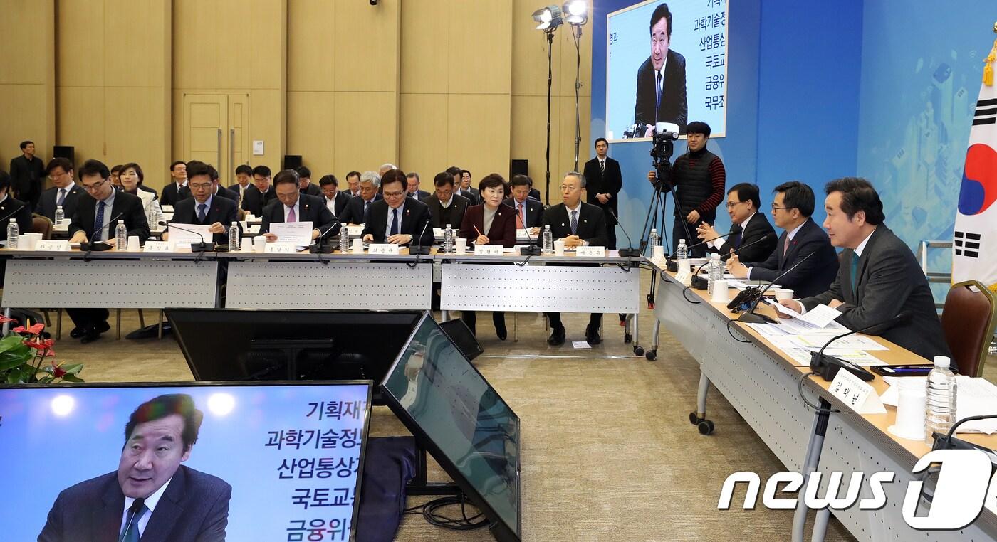 본문 이미지 - 이낙연 국무총리가 24일 세종시 어진동 정부세종컨벤션센터에서 열린 4차 산업혁명과 혁신성장 분야 정부업무보고에서 모두발언을 하고 있다. 2018.1.24/뉴스1 ⓒ News1 장수영 기자