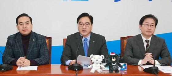 본문 이미지 - 우원식 더불어민주당 원내대표가 24일 오전 서울 여의도 국회 본청에서 열린 원내대책회의에서 모두발언을 하고 있다.2018.1.24/뉴스1 ⓒ News1 이동원 기자