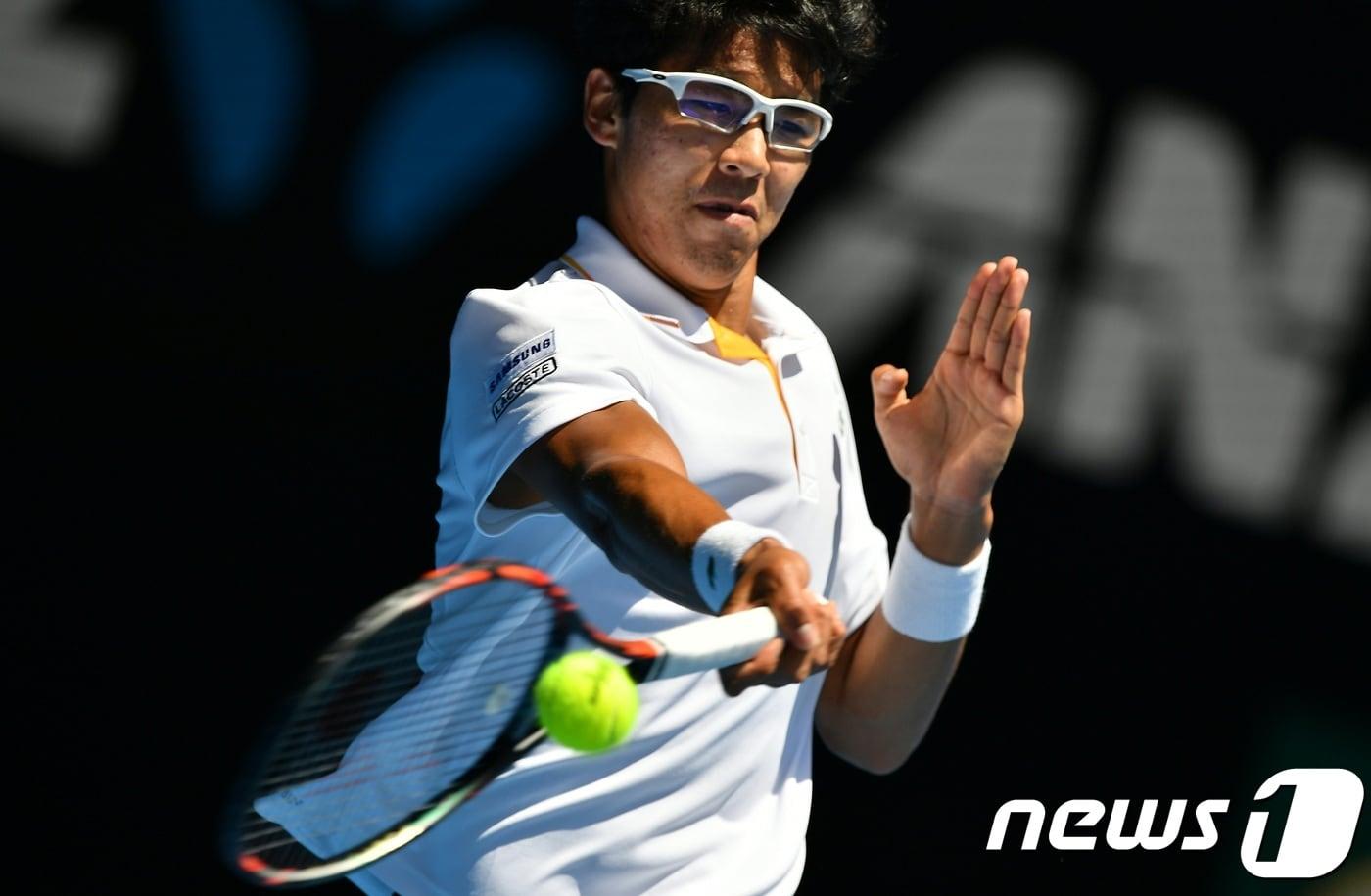 본문 이미지 - 정현이 24일(한국시간) 호주에서 열린 2018 호주오픈 8강전에서 테니스 샌드그렌과 경기를 치르고 있다. ⓒ AFP=News1