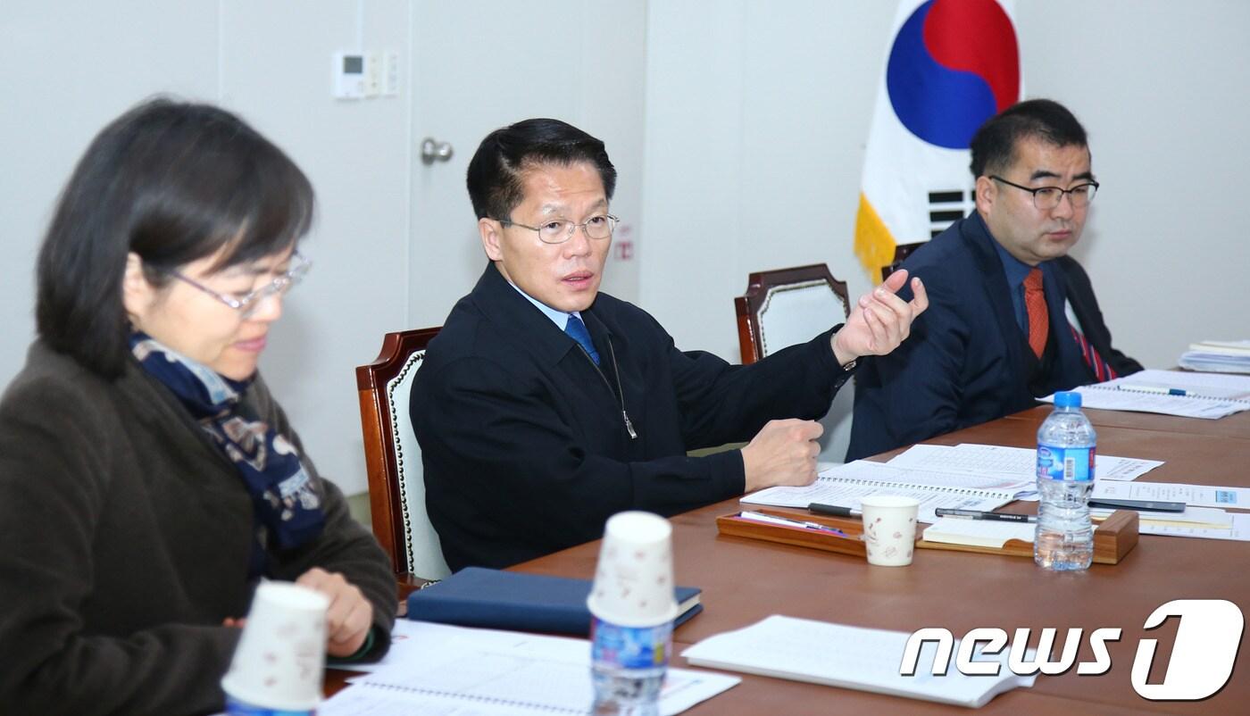 본문 이미지 - 한경호 도지사 권한대행(왼쪽 두번째)이 24일 도청 2층 회의실에서 열린 관계기관 합동 가뭄대책 점검회의를 주재하고 있다.(경남도 제공)2018.1.24./뉴스1 ⓒ News1 남경문 기자