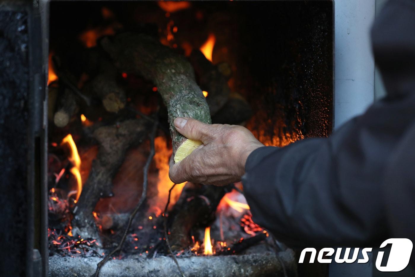 본문 이미지 - 화목보일러  <자료사진>  ⓒ 뉴스1 공정식 기자