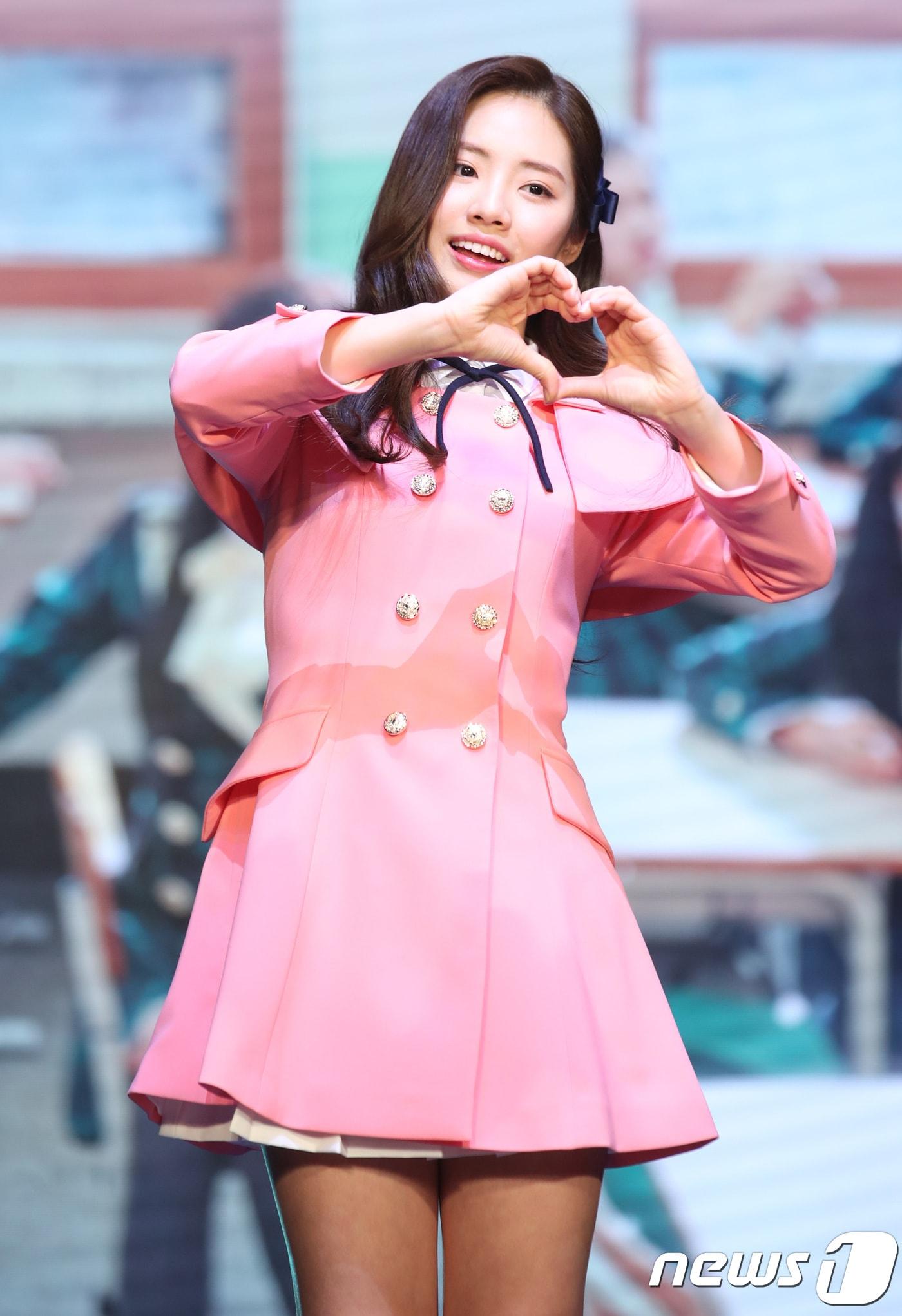 본문 이미지 - 프로미스나인 박지원이 24일 오후 서울 중구 한 쇼핑몰 콘스트홀에서 열린 첫 번째 미니 앨범 ‘투 하트(To. Heart)’ 쇼케이스에 참석해 포즈를 취하고 있다. 프로미스나인은 Mnet '아이돌학교'를 통해 선발된 노지선, 송하영, 이새롬, 이채영, 이나경, 박지원, 이서연, 백지헌, 장규리 등 9인으로 구성됐다. 2018.1.24./뉴스1 ⓒ News1 권현진 기자