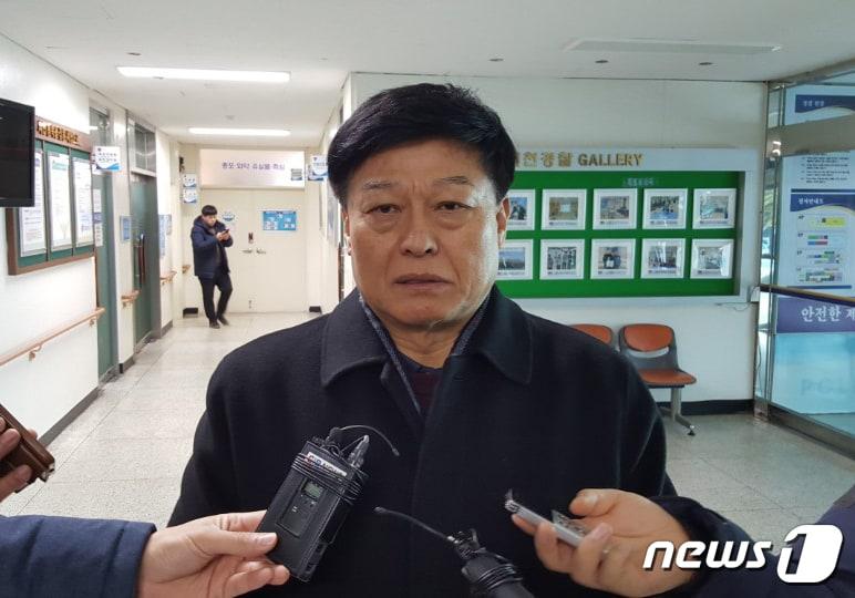 본문 이미지 - 제천 화재 참사 건물 실소유주 의혹을 받고 있는 강현삼 충북도의회 의원(자유한국당, 제천2)이 25일 오전 참고인 조사를 위해 제천경찰서로 들어서고 있다. 2018.1.25/뉴스1 ⓒ News1 조영석 기자