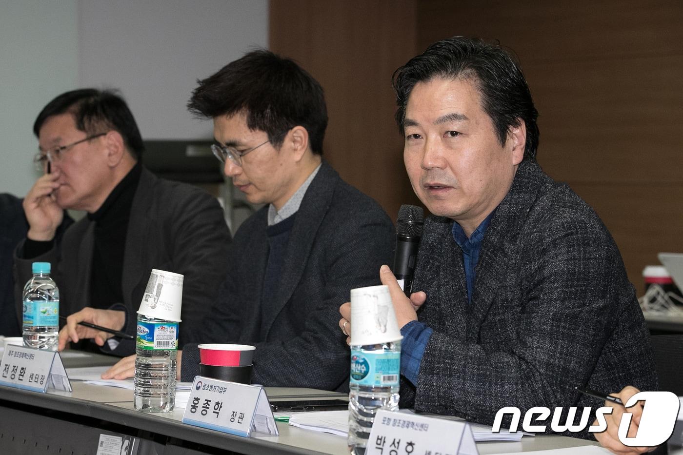 본문 이미지 - 홍종학 중소벤처기업부 장관이 지난해 서울 세종대로 창조경제혁신센터에서 열린 '중소기업벤처부-창조경제혁신센터 센터장 간담회'에 참석해 모두발언하고 있다. 2018.1.25/뉴스1 ⓒ News1 이승배 기자