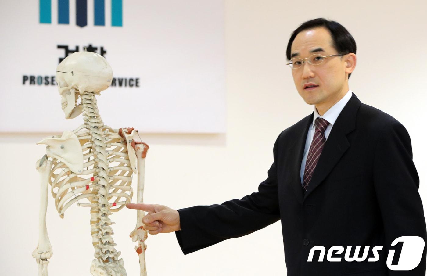 본문 이미지 - 25일 전북 전주시 전주지방검찰청에서 김한수 차장검사가 친부와 내연녀의 폭행으로 숨진 고준희 양 수사 관련 최종 브리핑을 하고 있다.2018.1.25/뉴스1 ⓒ News1 문요한 기자