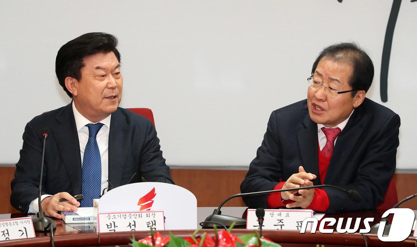 본문 이미지 - 홍준표 자유한국당 대표(오른쪽)가 25일 오전 서울 여의도 당사에서 '중소기업 활성화'를 위해 박성택 중소기업중앙회장을 접견해 대화를 하고 있다. 2018.1.25/뉴스1 ⓒ News1 박세연 기자