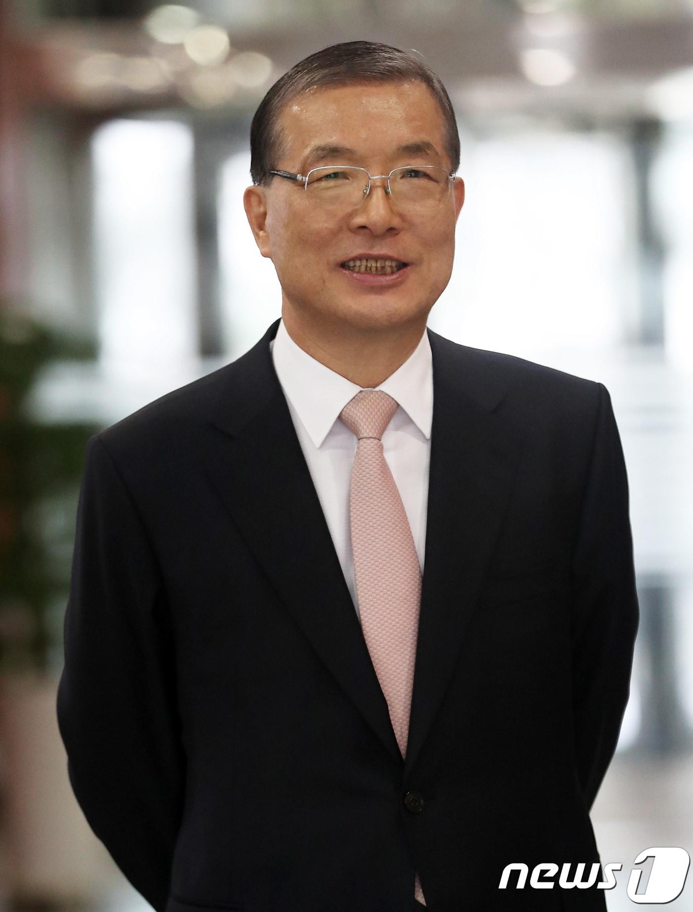 본문 이미지 - 지난 1월25일 서울 여의도 금융투자센터에서 열린 제4대 금융투자협회장 선거를 위한 금융투자협회 임시총회에서 최종 후보에 오른 손복조 토러스투자증권 회장이 회원사 대표들을 맞이하고 있다. 2018.1.25/뉴스1 ⓒ News1 오대일 기자