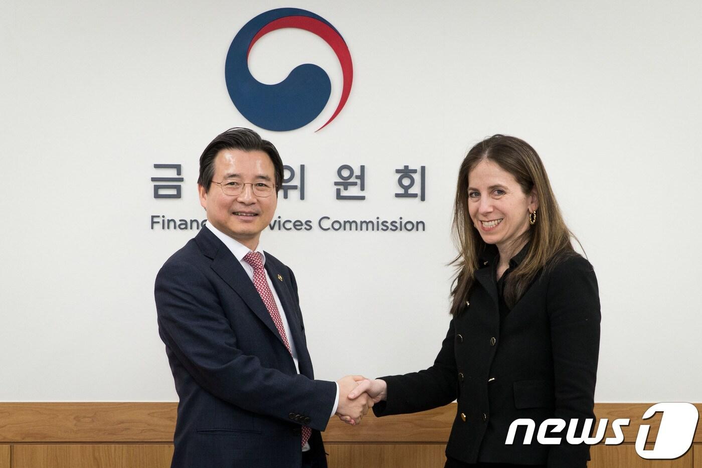 김용범 금융위 부위원장은 25일 서울 종로구 정부서울청사 금융위원회에서 시걸 맨델커(Sigal Mandelker) 미국 재무차관을 만나 가상통화와 관련한 자금세탁 방지 조치 강화 및 국제 공조방안에 대해 논의하였다.